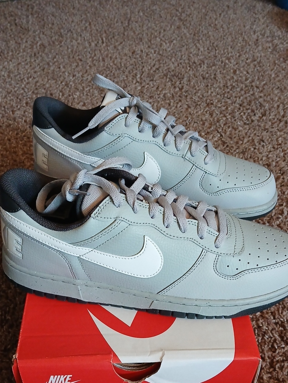 NEW Men's Big Nike Low Grey & White Low Top Court Sneakers, Sz 9